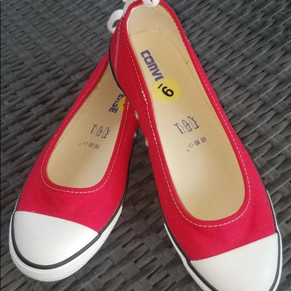 Converse size 9 red